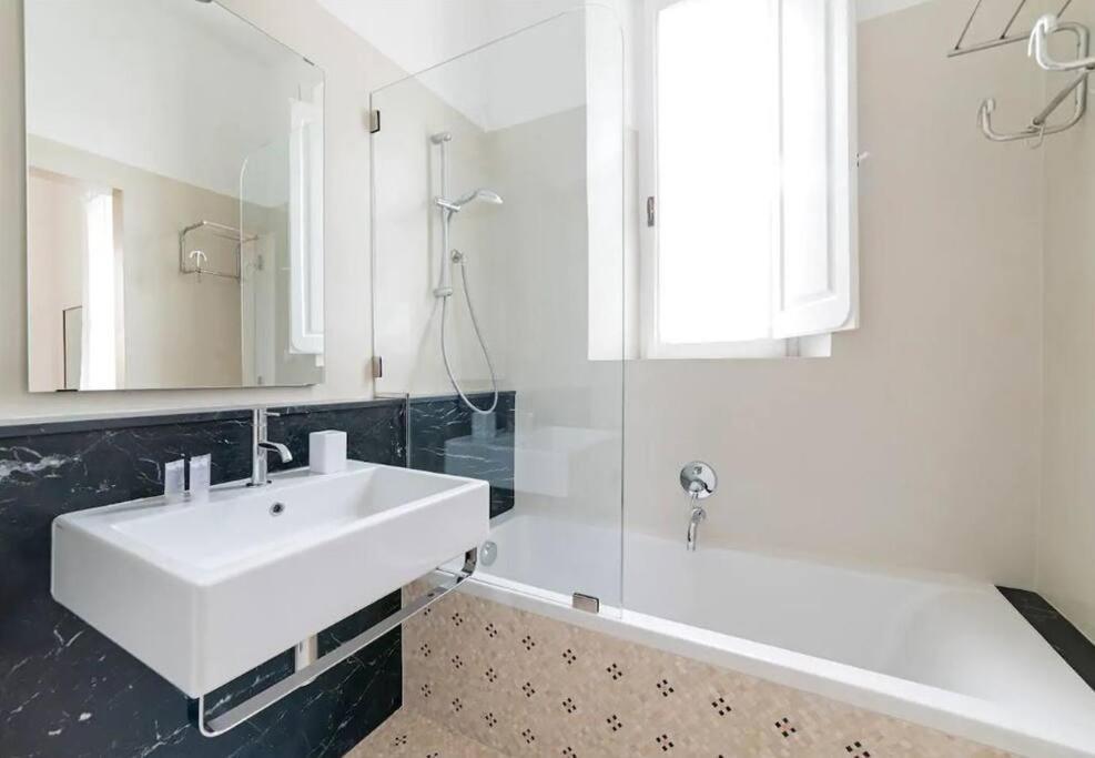 Elegant And Spacious In - Metro B1 Apartment Rom