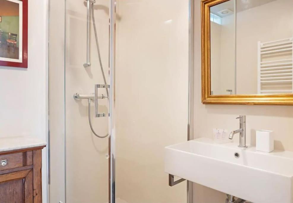 Elegant And Spacious In - Metro B1 Apartment Rom
